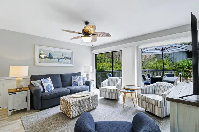 Living room at Hickory Cove 40